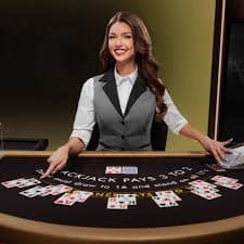 Studio live-dealer spinjitu dengan meja permainan real-time