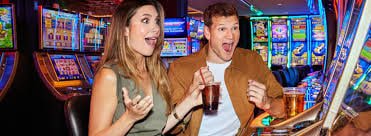 Layar permainan Mega Moolah di spinjitu dengan simbol binatang liar dan panel jackpot progresif